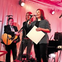 stefanie-hempel--r---hat-ein-exemplar-der-platte-mitgebracht-